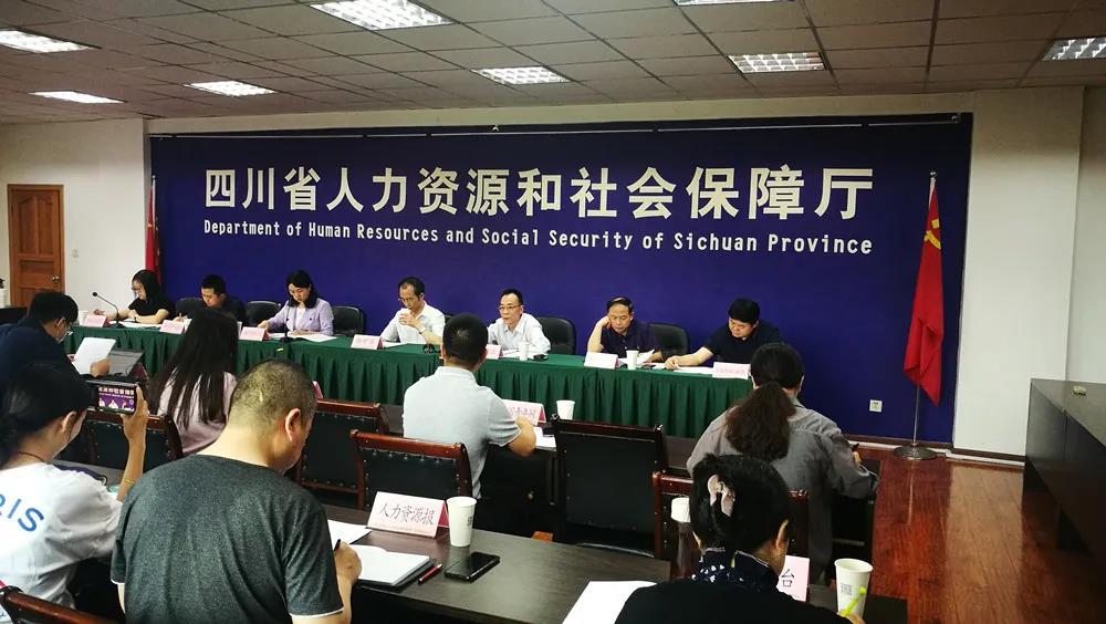 我省今年專升本計劃擴大到了3.2萬名左右，研究生計劃擴大到2萬人左右